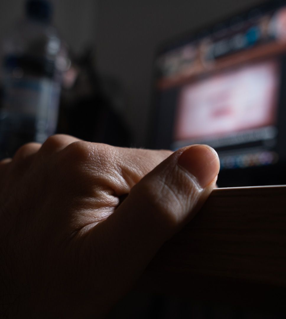 Mano y pantalla, serie sobre cuerpo y tecnología